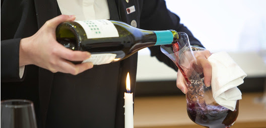 Sommelier dekantoi viiniä