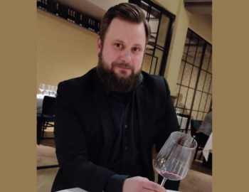 Antto Meloni työskentelee sommelierina Ravintola Aitossa Helsingissä.