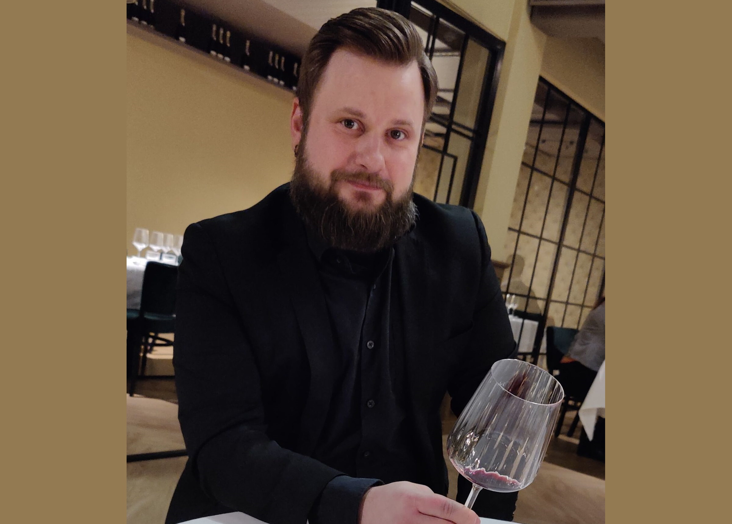 Antto Meloni työskentelee sommelierina Ravintola Aitossa Helsingissä.