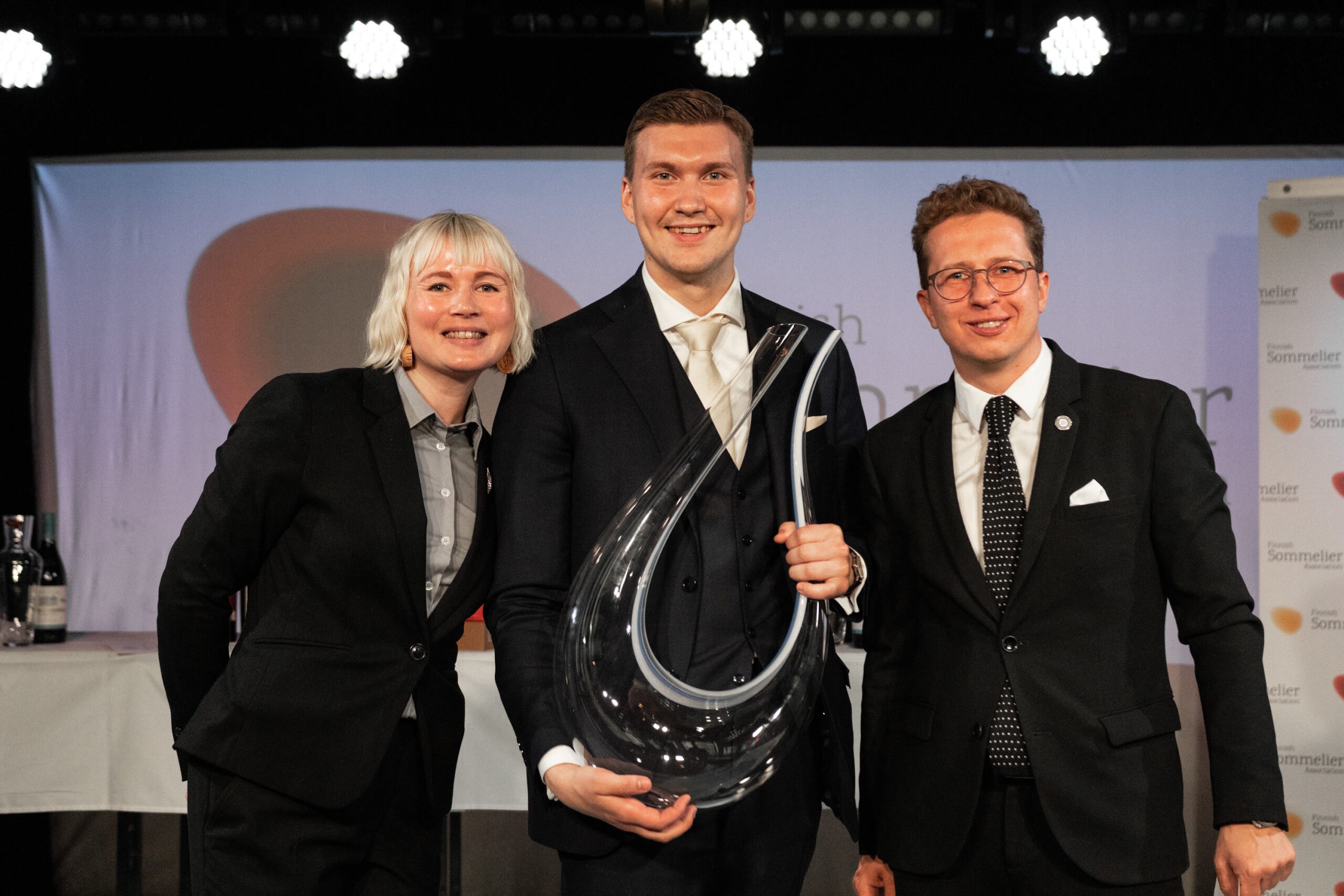 Best Sommelier of Finland voittajakolmikko Antero Niemiaho, Dmitrii Frolov, Aino Tuomikoski